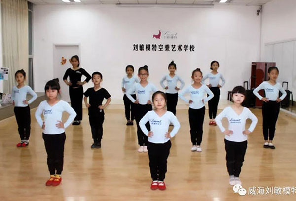 孩子弯腰驼背？坐没坐相、站没站姿？怎么办？